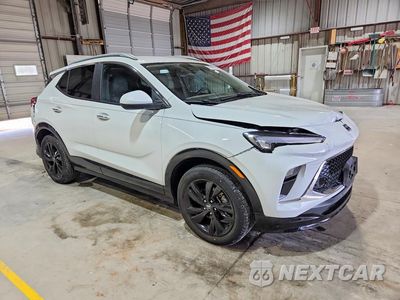 Czwarte zdjęcie samochodu z boku: 2024 BUICK ENCORE GX SPORT TOURING VIN:KL4AMDSL0RB105785 - miniatura