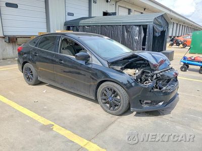Czwarte zdjęcie samochodu z boku: 2018 FORD FOCUS SE VIN:1FADP3F28JL288525 - miniatura