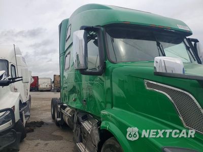Czwarte zdjęcie samochodu z boku: 2018 VOLVO VNL SEMI TRUCK VIN:4V4NC9EH9JN895433 - miniatura