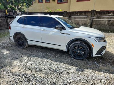 Czwarte zdjęcie samochodu z boku: 2024 VOLKSWAGEN TIGUAN SE R-LINE BLACK VIN:3VVCB7AX6RM099043 - miniatura
