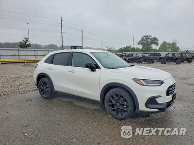 Czwarte zdjęcie samochodu z boku: 2025 HONDA HR-V SPORT VIN:3CZRZ2H54SM719268 - miniatura