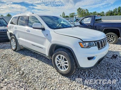Czwarte zdjęcie samochodu z boku: 2020 JEEP GRAND CHEROKEE LAREDO VIN:1C4RJFAGXLC241408 - miniatura