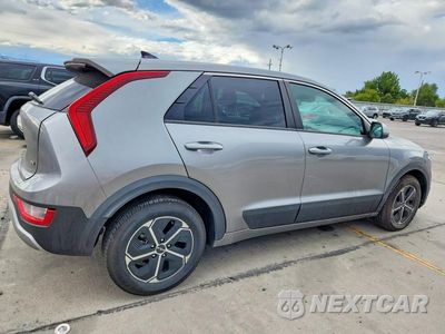 Trzecie zdjęcie samochodu z tyłu: 2023 KIA NIRO LX VIN:KNDCP3LE1P5061209 - miniatura