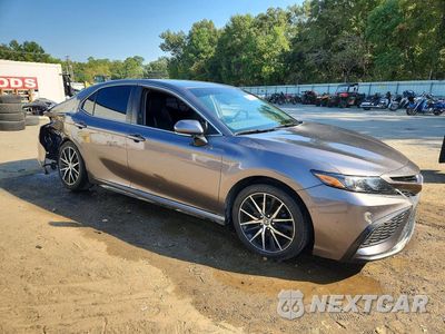 Czwarte zdjęcie samochodu z boku: 2022 TOYOTA CAMRY SE VIN:4T1T11AK1NU618214 - miniatura