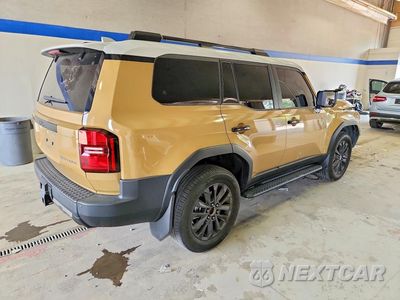 Trzecie zdjęcie samochodu z tyłu: 2024 TOYOTA LAND CRUISER BASE VIN:JTEABFAJ4RK011671 - miniatura