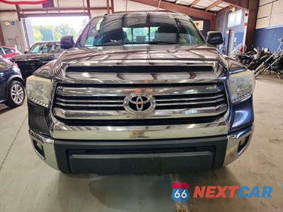 Piąte zdjęcie samochodu w środku: 2017 TOYOTA TUNDRA SR5 VIN:5TFUM5F16HX070432 - miniatura