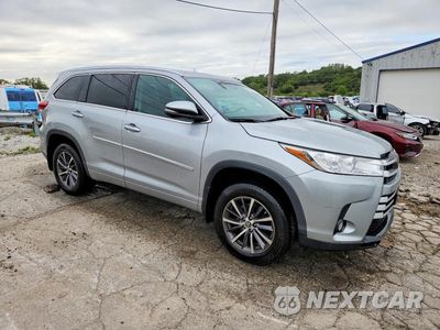 Czwarte zdjęcie samochodu z boku: 2017 TOYOTA HIGHLANDER XLE VIN:5TDJZRFH2HS432612 - miniatura