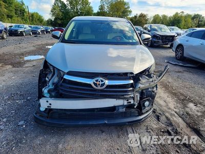 Piąte zdjęcie samochodu w środku: 2015 TOYOTA HIGHLANDER LE PLUS VIN:5TDBKRFH4FS127277 - miniatura
