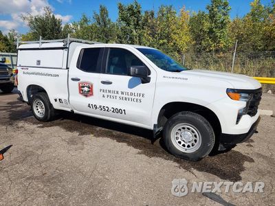 Czwarte zdjęcie samochodu z boku: 2022 CHEVROLET SILVERADO K1500 VIN:1GCRDAEK9NZ509468 - miniatura