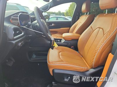 Zdjęcie 7 z 13 samochodu: 2023 CHRYSLER PACIFICA HYBRID PINNACLE VIN:2C4RC1N79PR595506 - miniatura