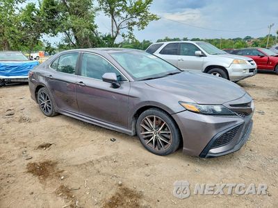 Czwarte zdjęcie samochodu z boku: 2021 TOYOTA CAMRY SE VIN:4T1G11AK8MU576334 - miniatura