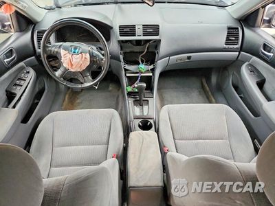 Zdjęcie 8 z 13 samochodu: 2005 HONDA ACCORD LX VIN:1HGCM56425A031116 - miniatura