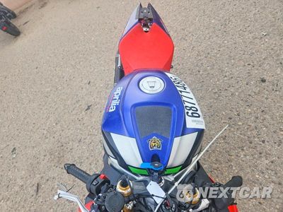 Piąte zdjęcie samochodu w środku: 2021 APRILIA RSV4 1100 FACTORY VIN:ZD4KYUB03MS000238 - miniatura