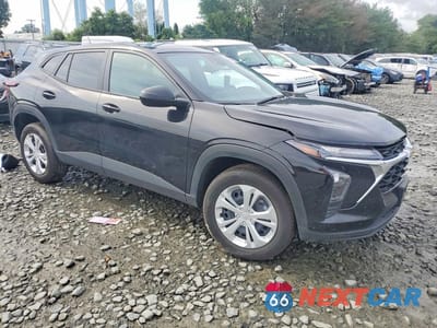 Czwarte zdjęcie samochodu z boku: 2025 CHEVROLET TRAX LS VIN:KL77LFEP1SC229364 - miniatura