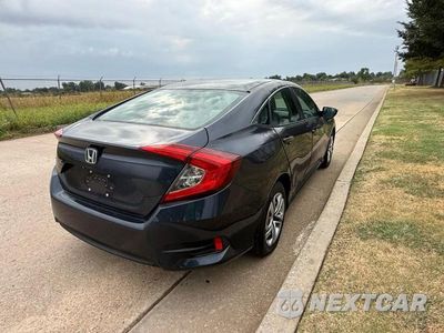 Czwarte zdjęcie samochodu z boku: 2018 HONDA CIVIC LX VIN:2HGFC2E57JH513195 - miniatura