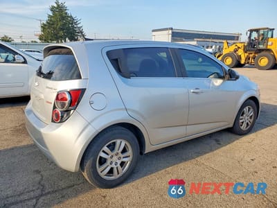 Trzecie zdjęcie samochodu z tyłu: 2013 CHEVROLET SONIC LT VIN:1G1JC6SB4D4110912 - miniatura