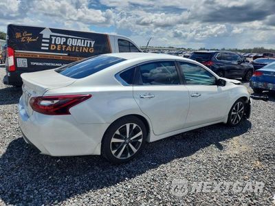 Trzecie zdjęcie samochodu z tyłu: 2017 NISSAN ALTIMA 2.5 SR VIN:1N4AL3AP1HC491056 - miniatura