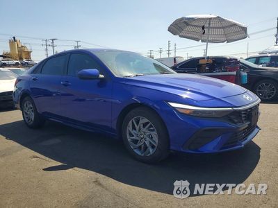 Czwarte zdjęcie samochodu z boku: 2025 HYUNDAI ELANTRA HYBRID BLUE VIN:KMHLM4DJ1SU149441 - miniatura