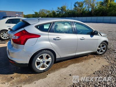 Trzecie zdjęcie samochodu z tyłu: 2014 FORD FOCUS SE VIN:1FADP3K29EL339591 - miniatura