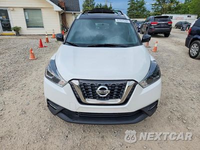Piąte zdjęcie samochodu w środku: 2018 NISSAN KICKS SR VIN:3N1CP5CU4JL533416 - miniatura