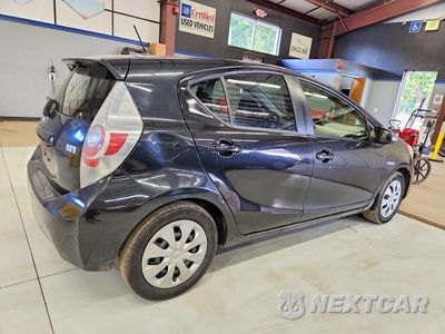 Trzecie zdjęcie samochodu z tyłu: 2012 TOYOTA PRIUS C TWO VIN:JTDKDTB39C1521013 - miniatura