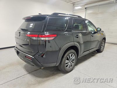 Trzecie zdjęcie samochodu z tyłu: 2026 NISSAN PATHFINDER SV VIN:5N1DR3BS8TC231072 - miniatura