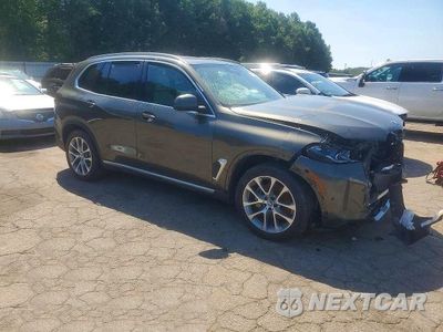 Czwarte zdjęcie samochodu z boku: 2025 BMW X5 XDRIVE40I VIN:5UX23EU05S9W72060 - miniatura