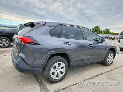 Trzecie zdjęcie samochodu z tyłu: 2022 TOYOTA RAV4 LE VIN:JTMG1RFV2ND092439 - miniatura