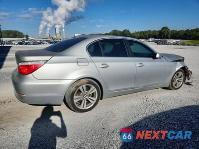 Trzecie zdjęcie samochodu z tyłu: 2010 BMW 5 SERIES 528 I VIN:WBANU5C5XAC124885 - miniatura