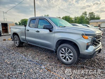 Czwarte zdjęcie samochodu z boku: 2023 CHEVROLET SILVERADO K1500 VIN:1GCRDAEK2PZ220273 - miniatura
