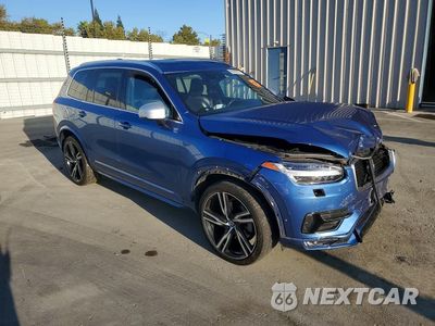 Czwarte zdjęcie samochodu z boku: 2018 VOLVO XC90 T6 VIN:YV4A22PM1J1331195 - miniatura
