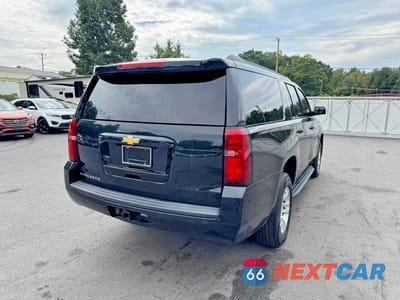 Trzecie zdjęcie samochodu z tyłu: 2019 CHEVROLET SUBURBAN K1500 LS VIN:1GNSKGKC1KR287227 - miniatura