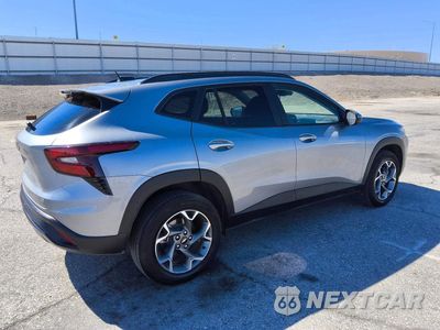 Trzecie zdjęcie samochodu z tyłu: 2025 CHEVROLET TRAX 1LT VIN:KL77LHEP7SC246715 - miniatura