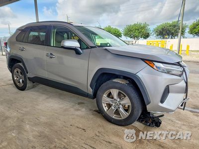 Czwarte zdjęcie samochodu z boku: 2023 TOYOTA RAV4 HYBRID XLE VIN:JTMRWRFV6PJ057840 - miniatura