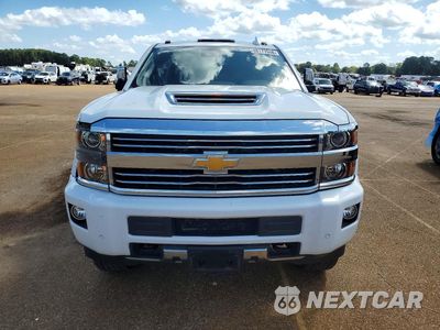 Piąte zdjęcie samochodu w środku: 2018 CHEVROLET SILVERADO K2500 HIGH COUNTRY VIN:1GC1KXEYXJF249636 - miniatura