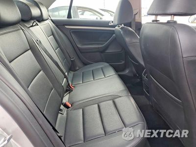 Zdjęcie 10 z 12 samochodu: 2010 VOLKSWAGEN JETTA SE VIN:3VWRZ7AJ4AM098460 - miniatura