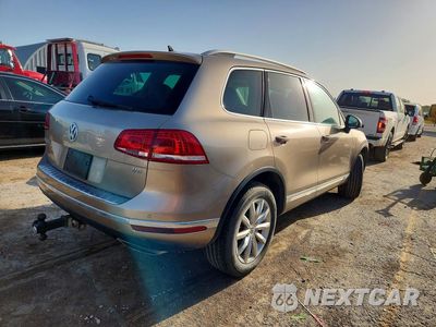 Trzecie zdjęcie samochodu z tyłu: 2016 VOLKSWAGEN TOUAREG SPORT VIN:WVGEF9BP9GD012536 - miniatura