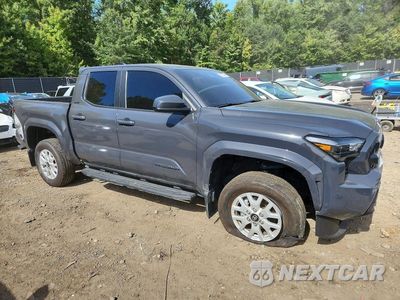 Czwarte zdjęcie samochodu z boku: 2025 TOYOTA TACOMA SR5 VIN:3TMLB5JN4SM176290 - miniatura