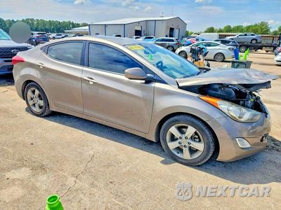 Czwarte zdjęcie samochodu z boku: 2013 HYUNDAI ELANTRA GLS VIN:5NPDH4AE9DH224047 - miniatura