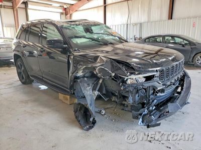 Czwarte zdjęcie samochodu z boku: 2023 JEEP GRAND CHEROKEE LAREDO VIN:1C4RJHAG3P8703070 - miniatura