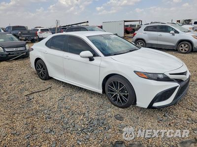 Czwarte zdjęcie samochodu z boku: 2021 TOYOTA CAMRY SE VIN:4T1G11AK0MU464725 - miniatura