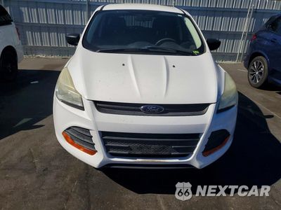 Piąte zdjęcie samochodu w środku: 2013 FORD ESCAPE S VIN:1FMCU0F76DUC16080 - miniatura