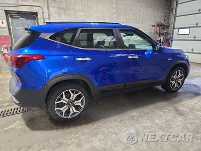 Trzecie zdjęcie samochodu z tyłu: 2021 KIA SELTOS SX VIN:KNDETCA20M7165591 - miniatura