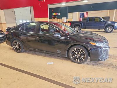 Czwarte zdjęcie samochodu z boku: 2018 TOYOTA CAMRY SE VIN:4T1B11HK2JU077668 - miniatura