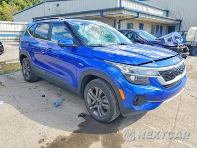 Czwarte zdjęcie samochodu z boku: 2023 KIA SELTOS S VIN:KNDEUCAA1P7442662 - miniatura
