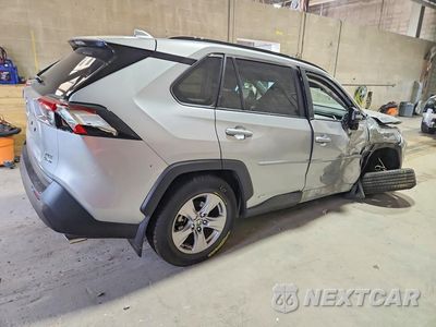 Trzecie zdjęcie samochodu z tyłu: 2025 TOYOTA RAV4 HYBRID XLE VIN:JTMRWRFV1SJ075526 - miniatura