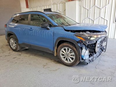 Czwarte zdjęcie samochodu z boku: 2026 TOYOTA COROLLA CROSS LE VIN:7MUCAAAG4TV198357 - miniatura
