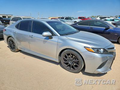 Czwarte zdjęcie samochodu z boku: 2018 TOYOTA CAMRY HYBRID SE VIN:4T1B21HKXJU502888 - miniatura