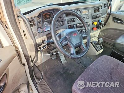 Zdjęcie 8 z 12 samochodu: 2018 PETERBILT 579 SEMI TRUCK VIN:1XPBA48X4JD477523 - miniatura