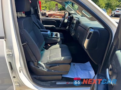 Piąte zdjęcie samochodu w środku: 2018 CHEVROLET SILVERADO K1500 LT VIN:1GCVKREC3JZ211889 - miniatura